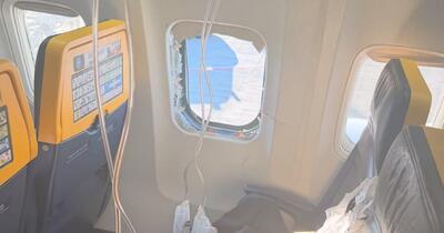 O pală ruptă de motor a spart geamul Ryanair, aspirând un pasager