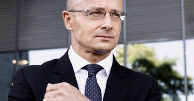 Peter Szijjarto trece de la Parlament la BYD, relansând dezbaterea „ușii rotative”