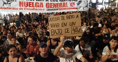 O bătrână de 87 de ani evacuată pe targă aprinde revolta chiriilor la Madrid