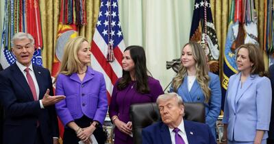 Donald Trump, surprins din nou dormind la un eveniment. Casa Albă: „Doar clipea”