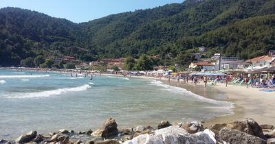 Vacanță cu peripeții în Thasos: Un localnic i-a smuls plăcuța unui turist român parcat neregulamentar