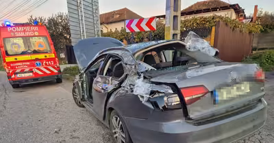 Un container cu deșeuri a căzut peste o mașină în Argeș: patru persoane rănite