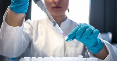 Primul vaccin conceput integral de Inteligența Artificială a fost testat pe oameni. Ce spun cercetătorii