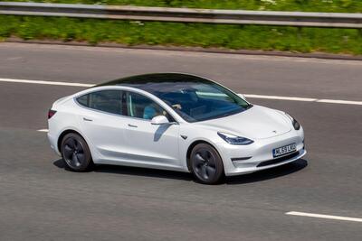 Autopilotul Tesla, sub lupă: Două decese pe autostradă după opriri bruște ale mașinilor