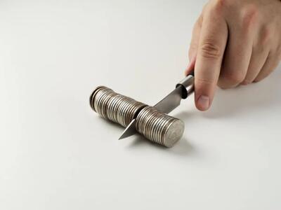 Euro a trecut de 5,25 lei. Cum intră deprecierea leului în chirii, rate, carburanți și prețurile de la raft în țara cu cea mai mare inflație din UE