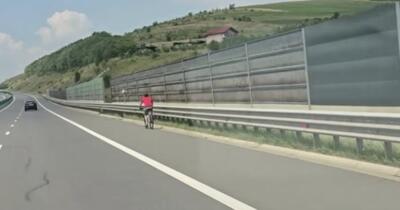 Imagini șocante pe A3: un biciclist, surprins pedalând pe banda de urgență