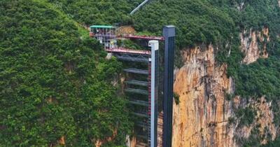Un lift uriaș taie drumul elevilor unui sat din China de la trei ore la 50 de secunde
