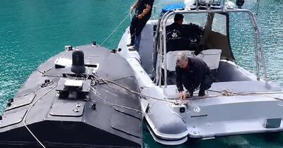 O dronă militară misterioasă, descoperită într-o peșteră din Grecia, a pus autorităţile pe jar. Pare a fi un model folosit de Ucraina împotriva Rusiei dar nimeni nu ştie cum a ajuns acolo