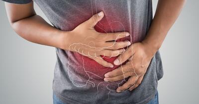 De ce crește riscul de cancer de colon la tineri. Un nou studiu atrage atenția asupra alimentelor ultraprocesate