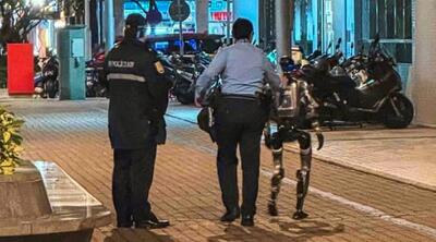 VIDEO În premieră, un robot a fost reținut pe stradă de poliție după ce o femeie a reclamat că a fost hărțuită