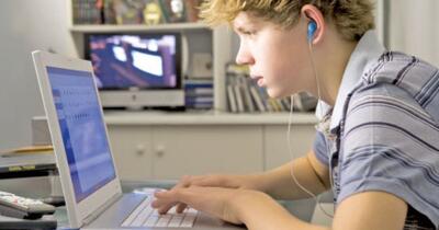 Planul UE pentru protecția minorilor: fără conturi proprii online sub 15 ani