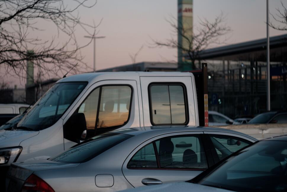 Cum ajung mașinile cu kilometrajul dat înapoi pe piața din România fără ca nimeni să le oprească