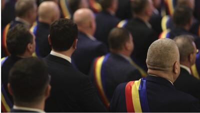 Risc de blocaj în primării din toată țara/Mii de consilieri locali și județeni din toate partidele care sunt angajați la stat intră astăzi în incompatibilitate ca urmare a unei modificări legislative făcute de Parlament