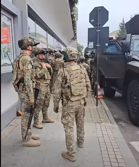 VIDEO Prostie fără margini, de-ți vine să vomiți că trăiești în mijlocul unor astfel de personaje, după un filmuleț cu militari în centrul Craiovei