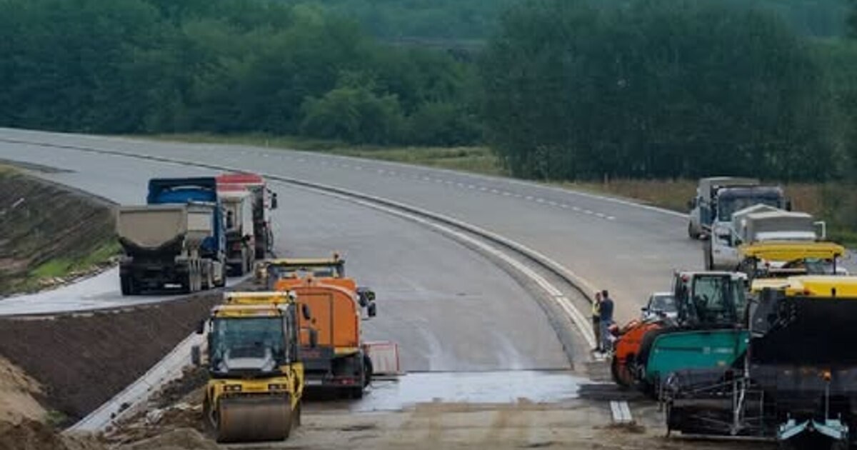 Ungaria deschide în toamnă primul tronson al șoselei rapide spre Satu Mare. Pe tronsonul din România abia s-a semnat contractul...