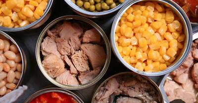 De la sardine și fasole la ovăz și ciocolată: experții dezvăluie ce conţin stocurile lor pentru situaţii de urgenţă