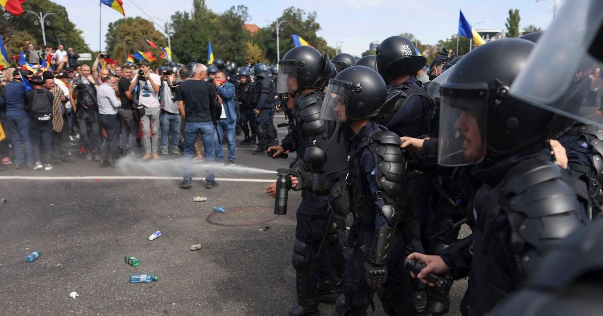 Zeci de rețineri după violențele de la protestul oierilor din Piața Victoriei