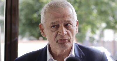 Sorin Oprescu, condamnat pentru corupție, fotografiat relaxându-se pe o insulă din Grecia