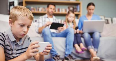 Părinții români muncesc prea mult, iar copiii plătesc prețul. 6 din 10 spun că sunt stresați și prea obosiți