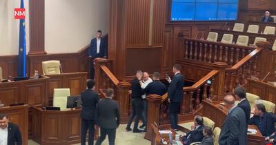 Scandal în Parlamentul Republicii Moldova. Primarul Chișinăului, Ion Ceban, a fost scos cu forța din plen, după ce a încercat să țină un discurs