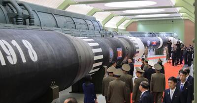 Kim Jong Un expune o rachetă capabilă să lovească SUA. Donald Trump vrea dialog