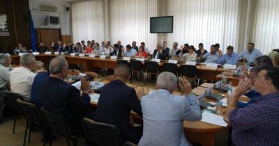 Haos legislativ: Mii de consilieri locali, între mandat și locul de muncă, apoi dezmințiri