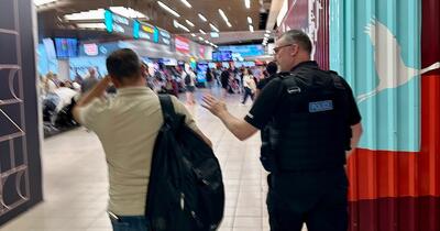 Un pasager al zborului Londra-Bacău, dat jos din avion după ce a furat ochelari de soare dintr-un magazin duty free
