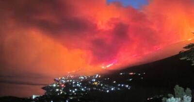 Incendiile din Grecia: Sute de oameni, inclusiv pacienți, evacuați pe mare și din spitale