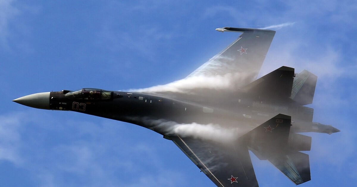 O aeronavă britanică de spionaj, interceptată în mod „periculos” de două avioane rusești deasupra Mării Negre