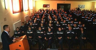 Profesor de la Școala de Poliție Câmpina, acuzat că a pipăit și sărutat o elevă