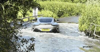 Un șofer rămâne blocat cu un Aston Martin de lux într-un vad din Essex