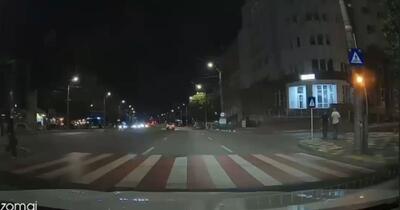 Momentul în care o tânără a fost la un pas de a fi spulberată pe trecerea de pietoni. Șoferul a trecut în viteză și a părăsit locul incidentului