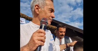  „Nu vă fie frică! Poporul român s-a ridicat”/Georgescu, baie de mulțime la Târgul de la Domnești, Argeș/Oana Zăvoranu și reprezentanți ai AUR, printre cei prezenți