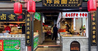Păcăleala mâncării stradale din Beijing: „mătușa cu pulpe de gâscă” a recunoscut ce vindea, de fapt. Mii de clienți furioși