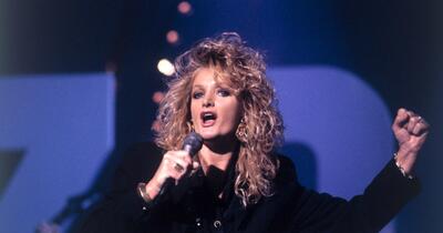 Bonnie Tyler, vocea emblematică a rockului, a murit la 75 de ani, anulând concertul de la București