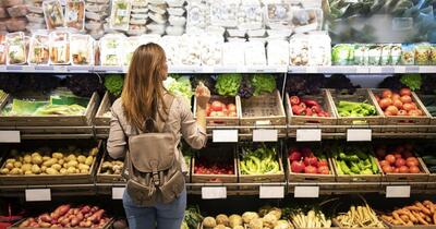 Premieră pe piața locală: un mare retailer oprește importurile pentru mai multe fructe și legume de sezon
