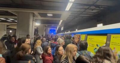 Haos la metrou. Călători dați jos din tren la Piața Unirii, după ce o ușă s-a defectat