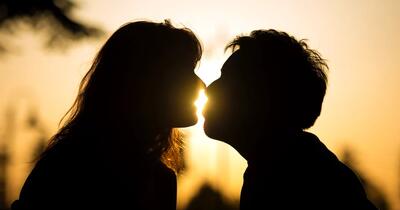 Ce cred bărbații că este romantic, dar multe femei spun că nu este deloc așa