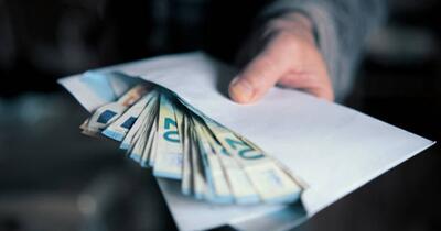 Majorat cu plic, ca la nuntă? O mamă se revoltă după ce fiul ei i-a cerut 500 de lei pentru ziua unui coleg: „O prietenă mi-a spus că a dat chiar 1.000 de lei”