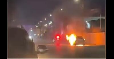 Mașină de poliție în flăcări: „Unul dintre colegi se lupta singur cu focul, oamenii filmau”. Sindicatul Europol face acuzații. Poliția se apără