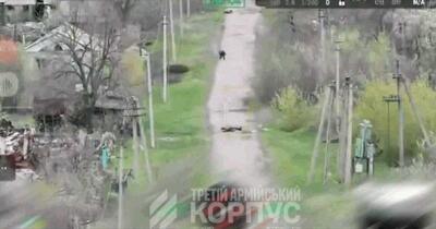 „Bunico, stai jos!”: Armata ucraineană a evacuat o femeie în vârstă din „zona gri” cu ajutorul unui robot terestru 