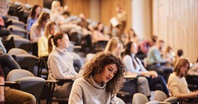 Cum se calculează anii de facultate la pensie și câți bani aduc în plus