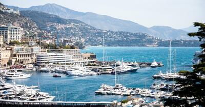 O femeie bogată oferă 50.000 de lire sterline pe an pentru un job inedit: mese în oraș, teatru și călătorii la Monaco