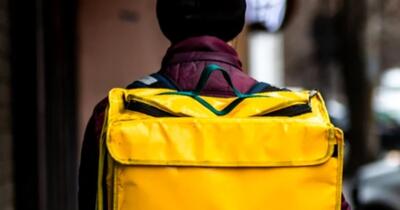 Meseria de livrator de hrană ar putea fi oficializată în România: ce se analizează