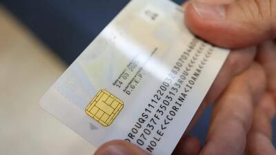 „Îmi vine să-mi cer vechiul buletin înapoi” / Promisiunea buletinului electronic se lovește de birocrația din instituții