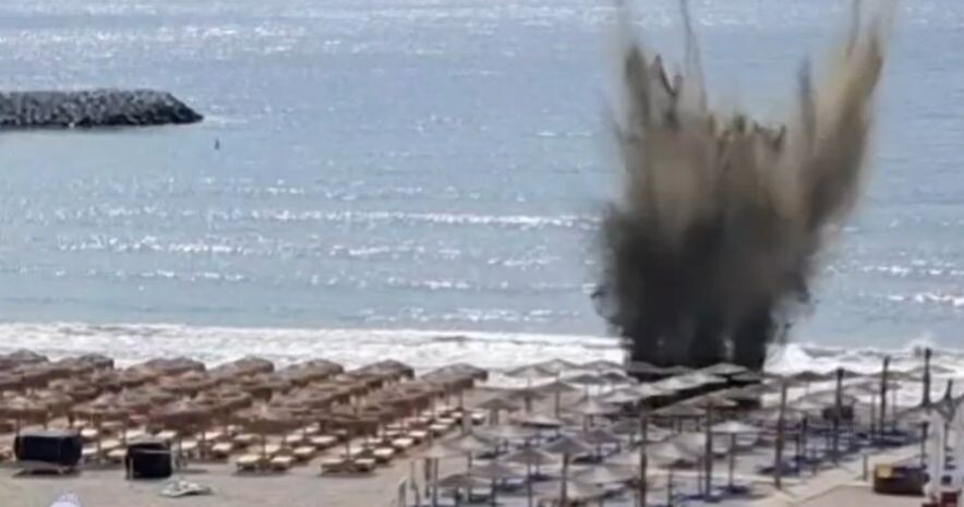 Momentul în care o dronă cu explozibil e detonată la Olimp, pe plajă, printre umbreluțe și șezlonguri