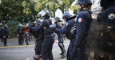 Tensiuni majore în Franța: zeci de arestări la Paris și sedii media atacate