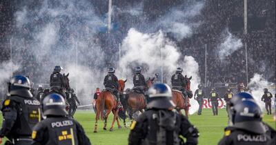 Scene de război la un derby german: 85 de răniți, poliția călare a intervenit pe stadion
