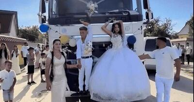 Imagini revoltătoare de la nunta a doi adolescenți, plimbați pe stradă pe cabina unui TIR. „Am crezut ca sunt păpuși... Ce e asta, oameni buni?”