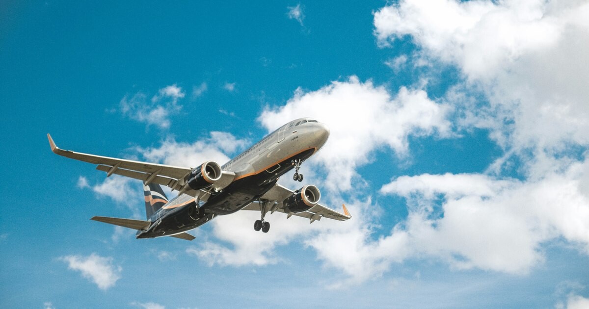 8 milioane de norocoși zboară Business Class cu sute de euro: Miza e locul liber